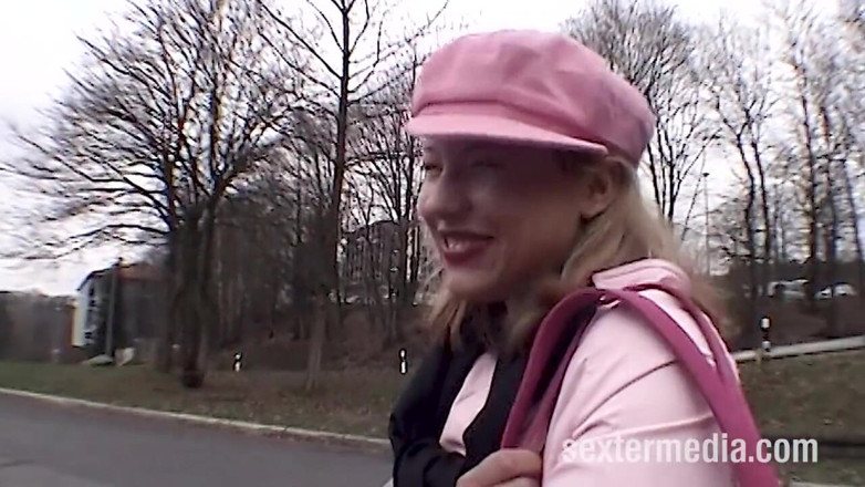 Sextermedia by Pete: Blonďatá otrokyně Vanessa zamčená ve sklepě