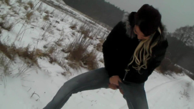 Aische Pervers: Pissed Through Jeans