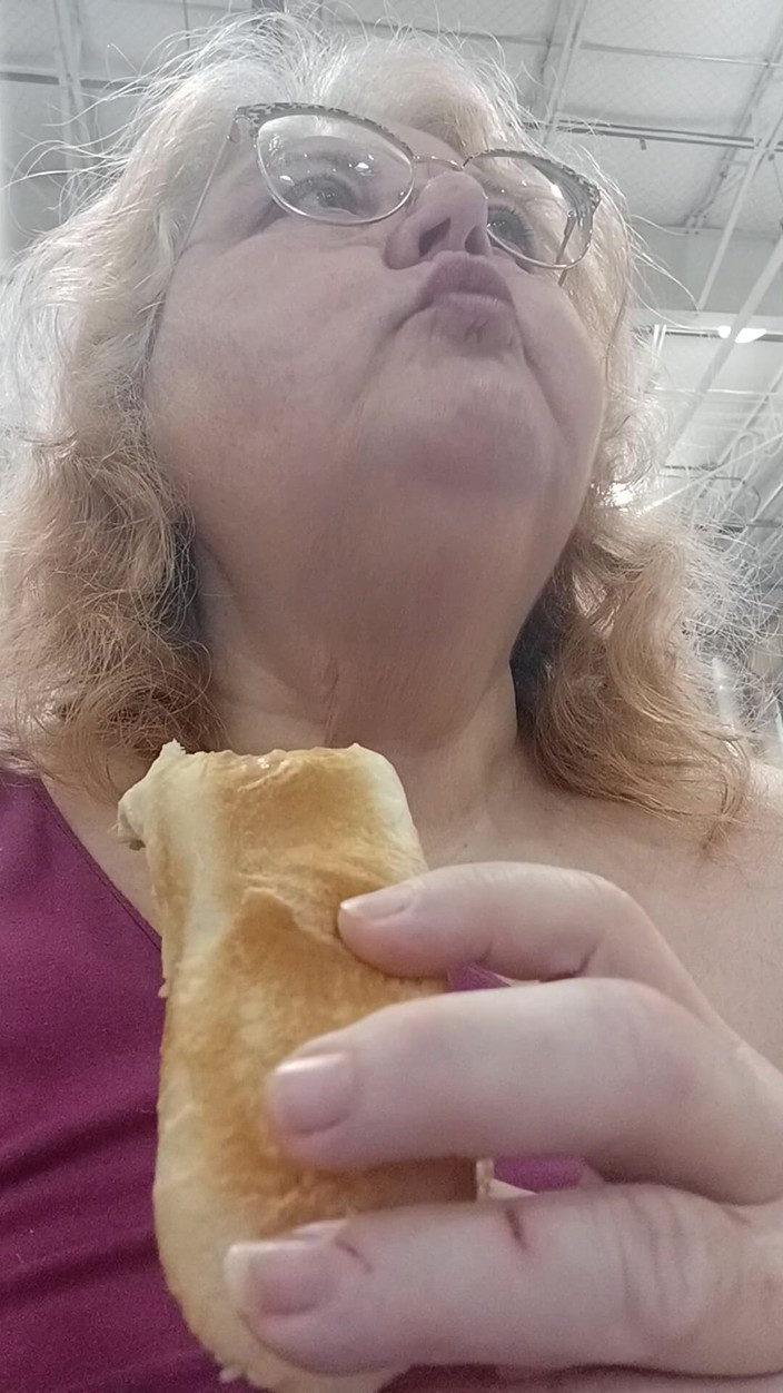 BBW nurse Vicki adventures with friends: Pochłoń hotdoga po zakupach w tym dużym sklepie!