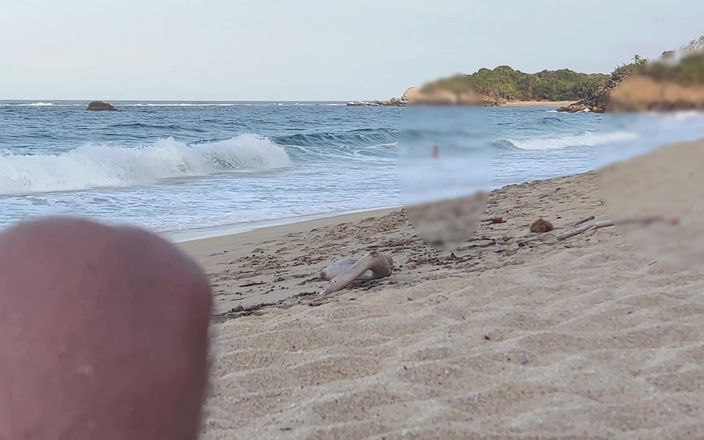 cxlila: Vreemdeling neukt me op een naaktstrand nadat ik hem heb...