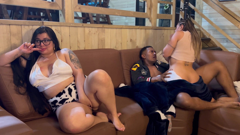 Anotonella-jones: En iyi arkadaşım ve erkek arkadaşı yanımda battaniyenin altında sikişiyor...