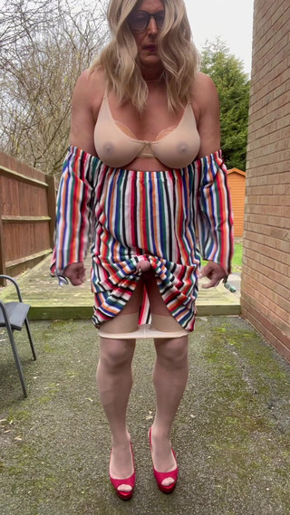 Kellycd2022: Любительський кроссдрессер kellycd2022 сексуальна мамка в колготках і на підборах мастурбує, камшот на відкритому повітрі