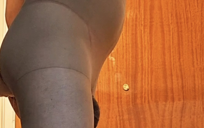 covo_sissy_cross: Jeśli całujesz moją szyję, nie jestem odpowiedzialny za to, co...