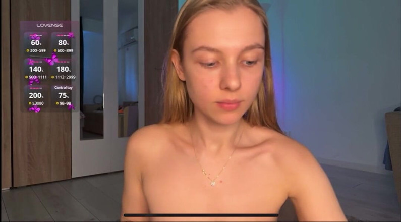 JuiceLussie: Cewek hot ini lagi asik nyepong kontol pakai dildo ukuran...