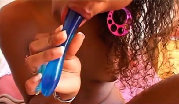 European Classics: Schattige zwarte hoer wordt nat en smerig met haar dildo