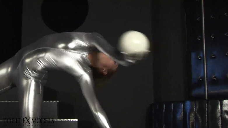 Flexilady: Contortion in Shiny Catsuit