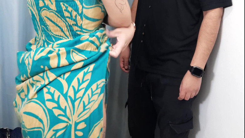 Gabi SweetCouplesStories: 她把一个陌生人叫到商店的试衣间。