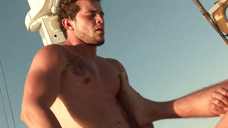 Gay 4 Pleasure: 在海湾上的船上做爱