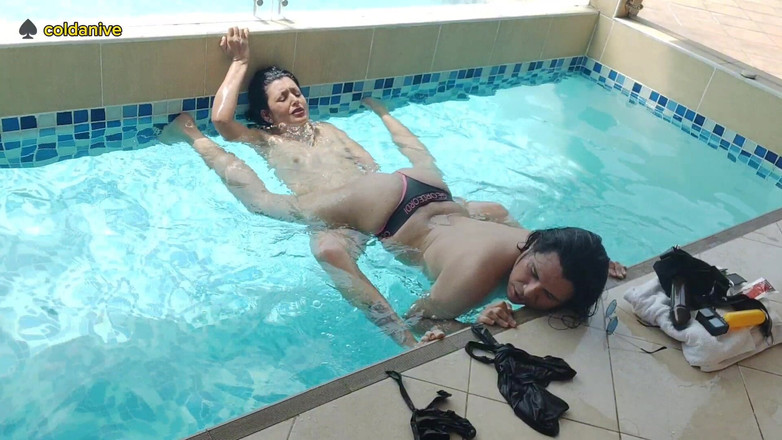 COLDANIVE: 수영장 섹스 페깅 림잡과 재미