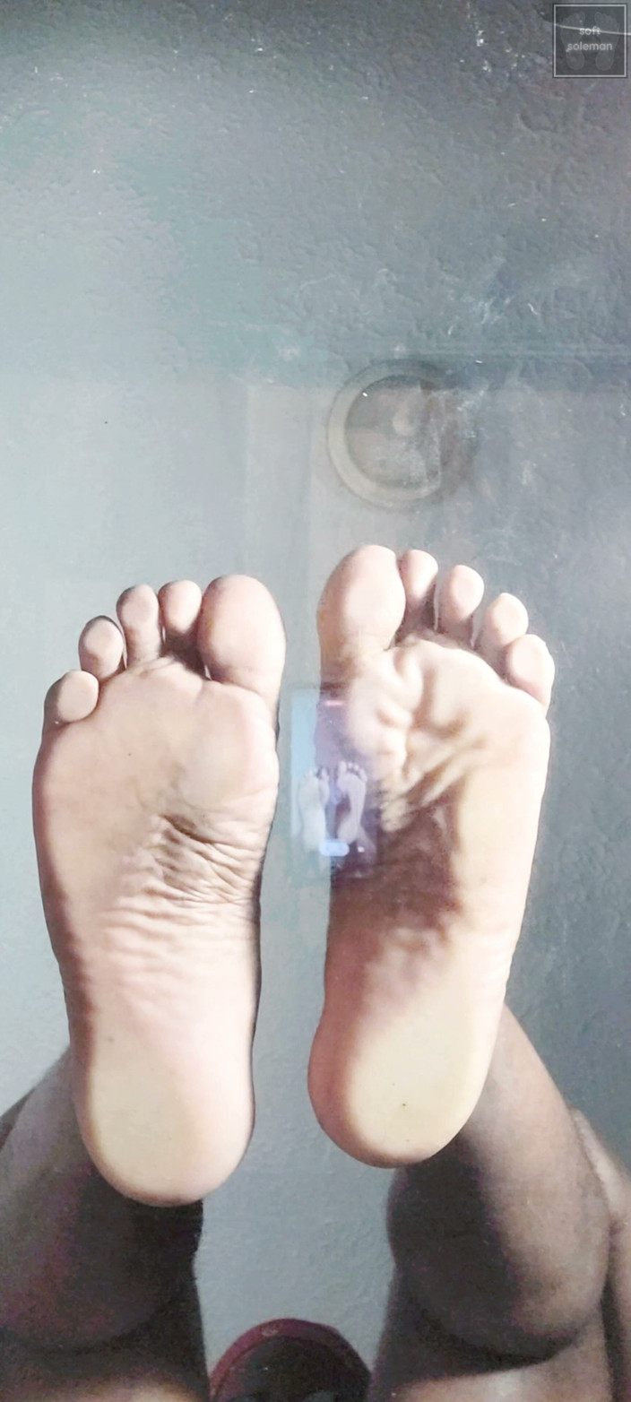Soft Soleman: ガラスのテーブルに足裏を見せて(2026年)