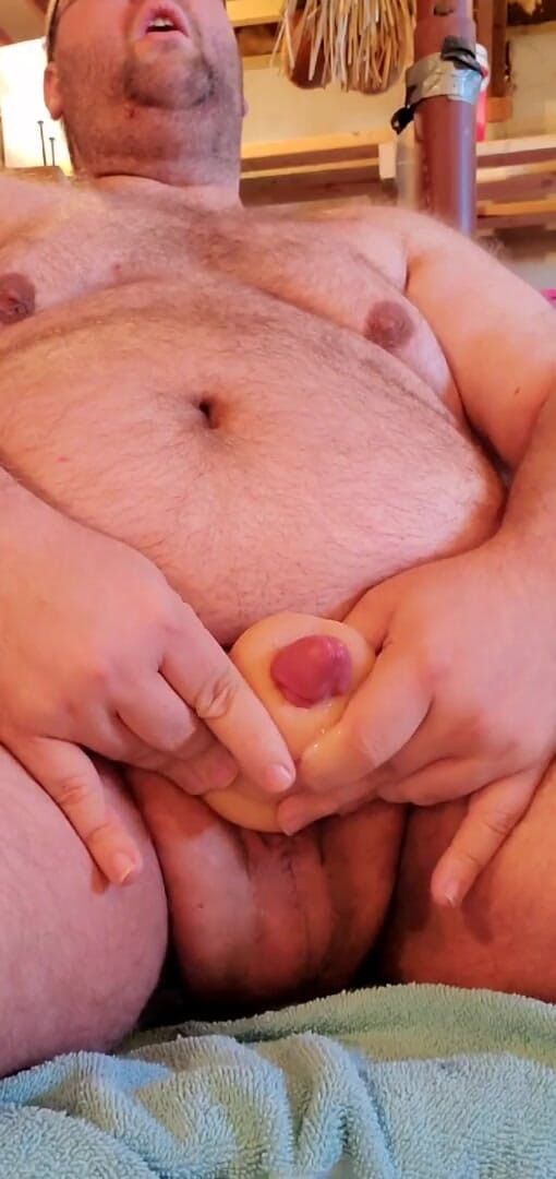 Danzilla White: Cewek nakal ini lagi asik muasin memeknya pakai mainan seks...