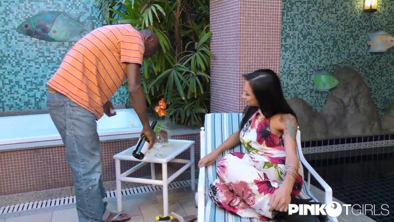 Pinko TGirls: Transsexuala Renata Farias se alege cu curul rupt de un...
