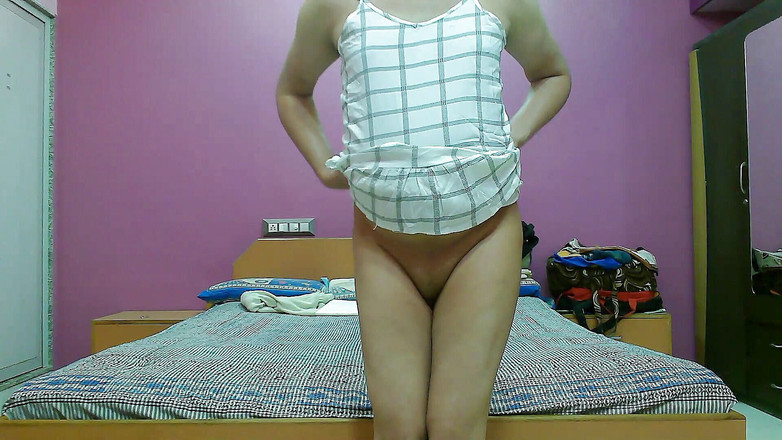 Cute & Nude Crossdresser: सेक्सी बहन क्रॉसड्रेसर एक छोटी रात में फेमबॉय स्वीट लॉलीपॉप।