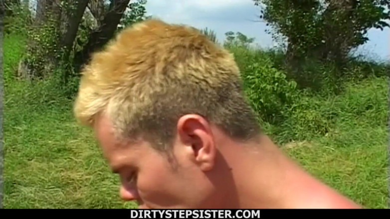 Dirty Stepsister: Buitenshuis seksexplosie met nerdy stiefzus