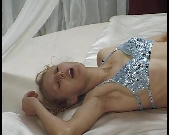 Deutsche XXX Filme: जर्मनी की शर्मीली कमसिन को उसके कामुक चेहरे पर तीन कमशॉट्स मिलते हैं