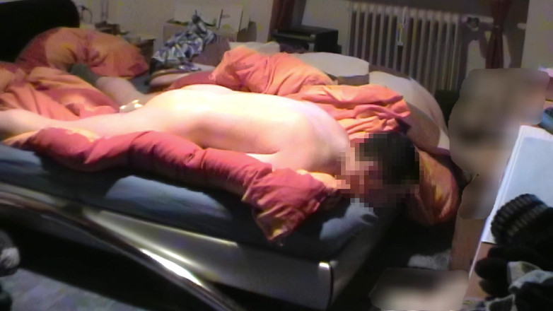 Mark Hannes: Masturbazione di una gobba con vibratore