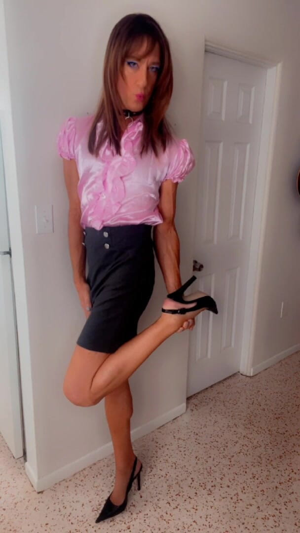 TVI Studios Val Parker: Un eccitante travestito si spoglia e viene mostrando i suoi...