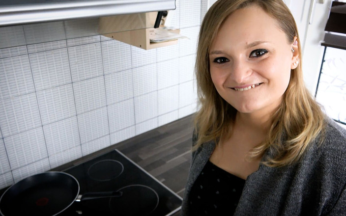 Cheating Cumsluts: Casalinga teenager tedesca cucina scopa elettrico!