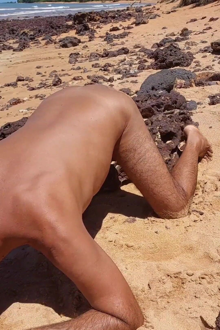 Ladysilvas: Ladysilva en la playa mostrando su culo bronceado