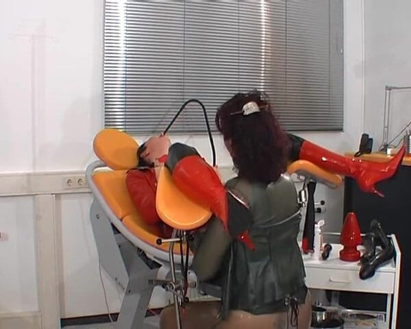 Rubber & Clinic Studio - 1ATOYS: Assfisting in rubber on the gyntable