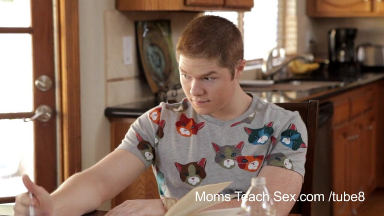 Moms teach sex: Studiesessionen blir sexuell