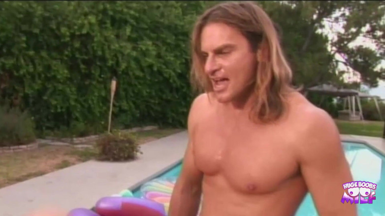 Huge Boobs MILF: 超级饥渴的美国黑发女郎在她的后院游泳池里吹箫户外性爱