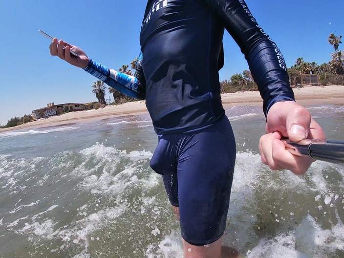 Cool Body: Серфер возводится в его лайкры ради удовольствия людей