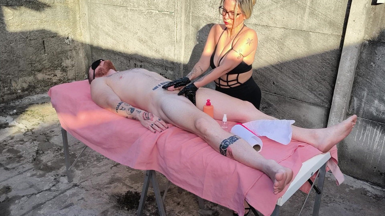 Carmona's films: Naken massage utomhus med het blondin