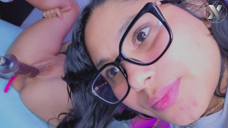 Squirt rain: Dildo s popruhem – silná dívka šuká svou přítelkyni