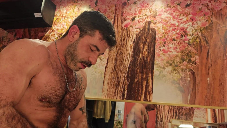 Jov mattos: Un cul poilu et sexy à Paris