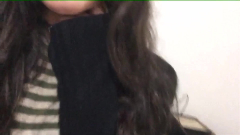 Adorable Teen: O tipă latino minionă își pune fusta de la facultate și ciorapi...