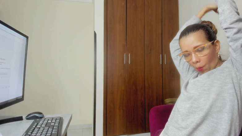 Latin webcam: Curvy Latina Masturbates When She Gets Home From Work to...