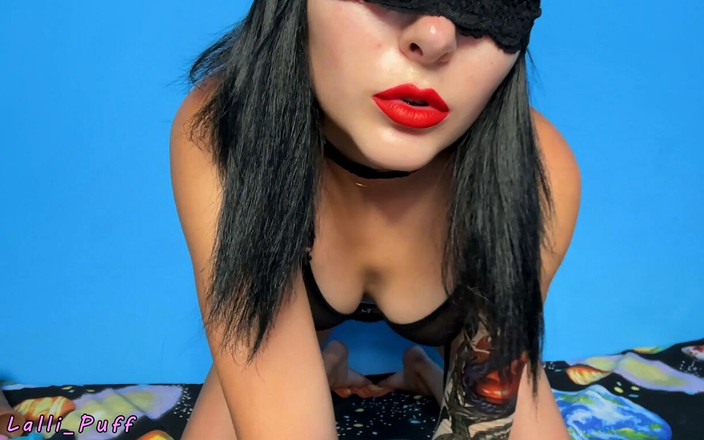 Lalli_Puff: 肛交和阴户手淫，黑色性感内衣，红色唇膏，大肛塞，双插 - 素人lalli puff