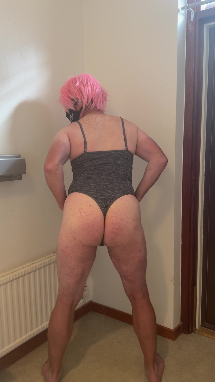 Julia Trans: La puttana dai capelli rosa si masturba e viene e...