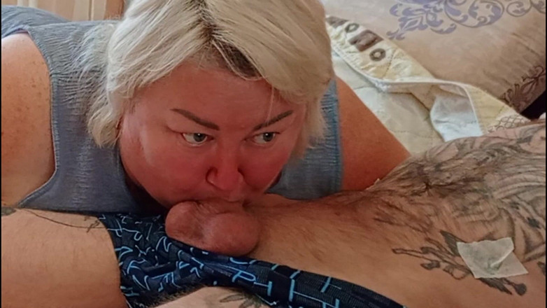 Zona901: Stiefmutter lutscht meinen schwanz vor der arbeit, um den nachtisch...