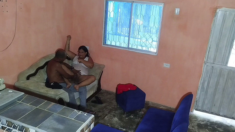 Adribella69: 내 이웃은 커피를 마시러 집에 와서 우유로 나를 채우게됩니다. 자지를 빨아주는 18세 소녀