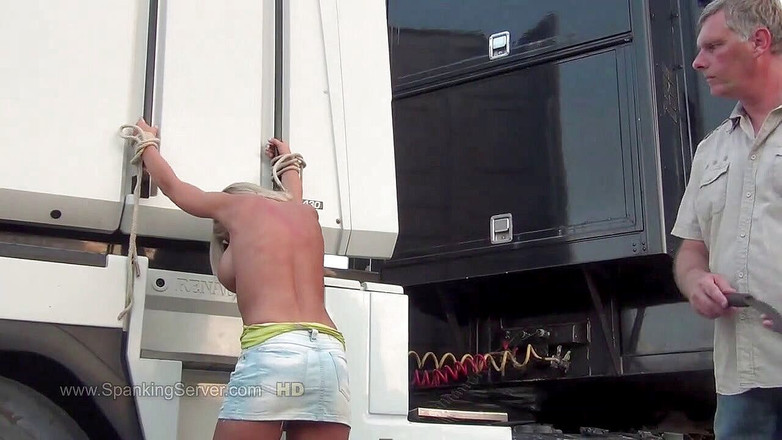 Spanking Server: Lea, frusta all'aperto senza preservativo - CMNF