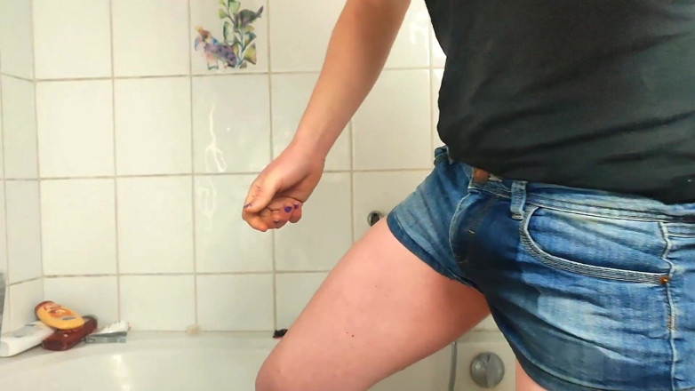 Sara B: Wet my jeans short, jerk and cum