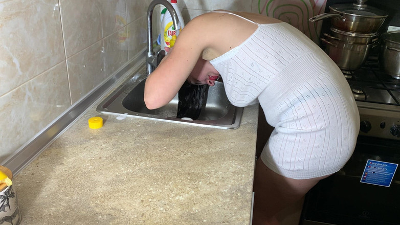 Hottie goddess: Lavaggio dei capelli bagnati nel lavello della cucina