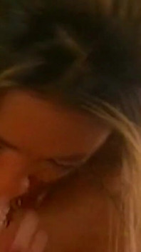 Blonde milf gevingerd tot een orgasme en hard geneukt