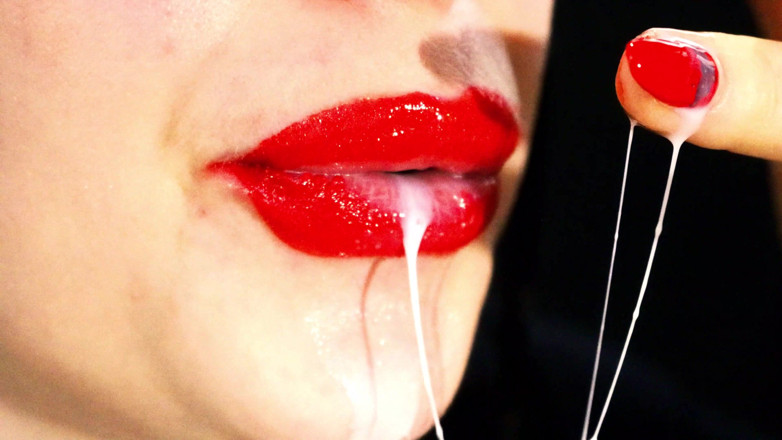 Goddess Misha Goldy: Bibir merah dan permainan dengan cecair dan air liur! Susu...