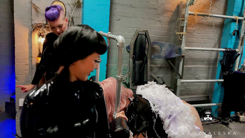 Lady Valeska: うめき声弱虫spitroasted