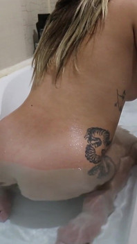 Pedos desnudos en bañera con burbujas