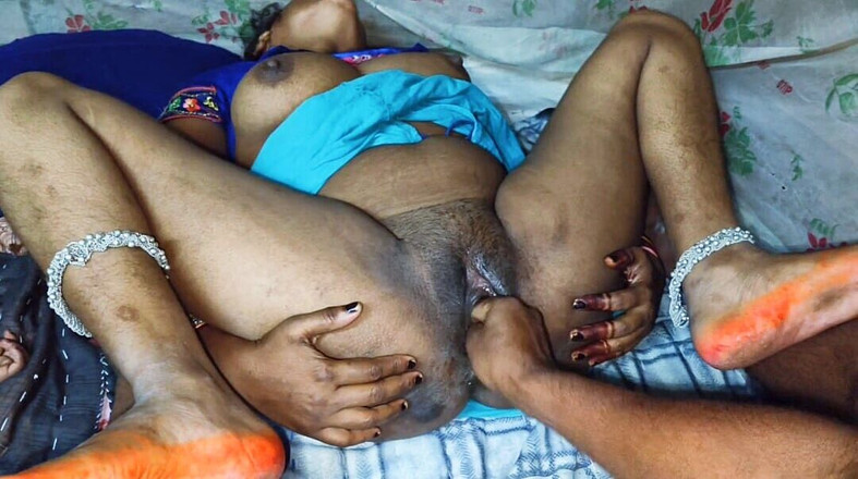 Sumang studio: Švagr položil ruku do hladké kundičky švagrové a vytáhl krém. 