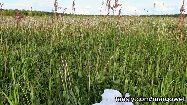 Margo Wet: No Panties Picnic Outdoor Masturbation in Field Until I Cum