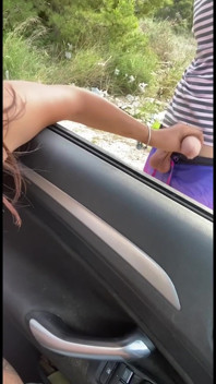 Branlette et pipe à un inconnu depuis la voiture et il jouit dans ma bouche