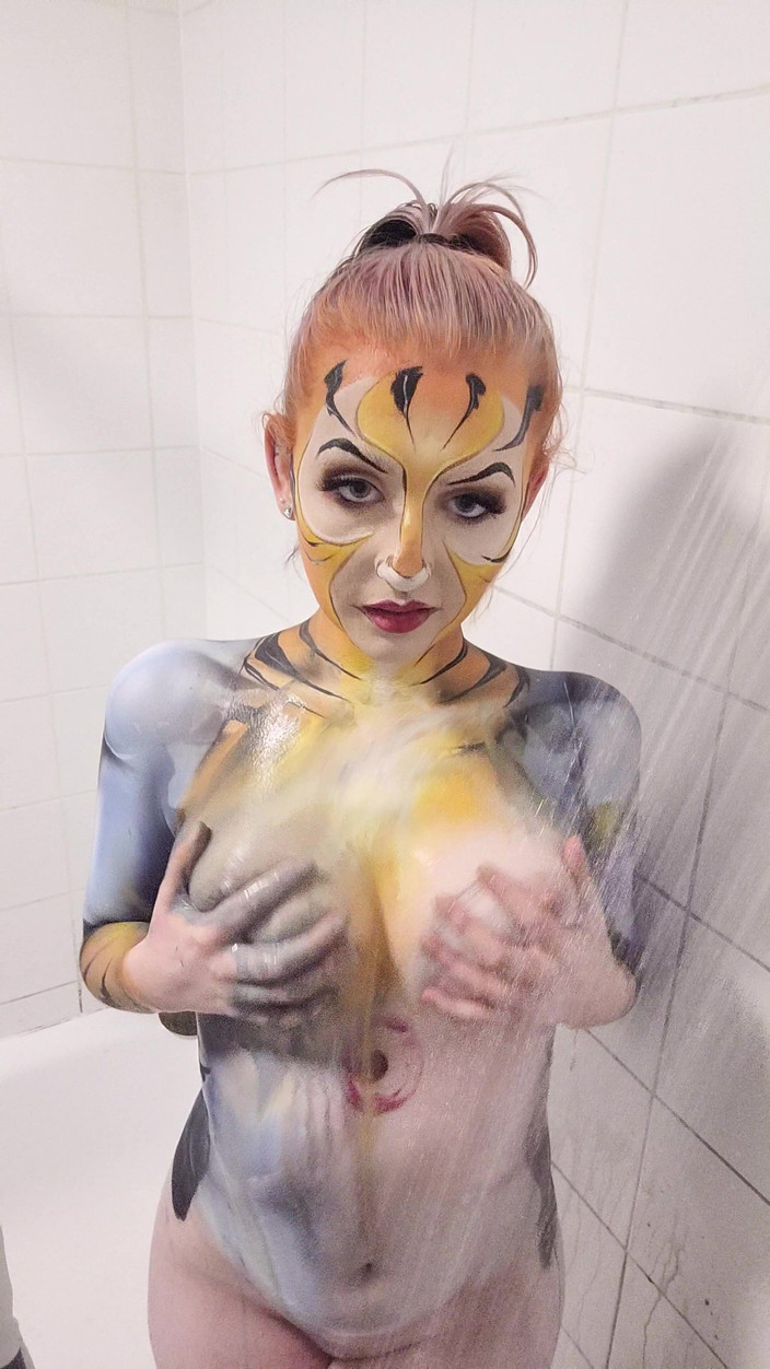 Em Yang: Thundercats tygra vücut boya duş kaldırma