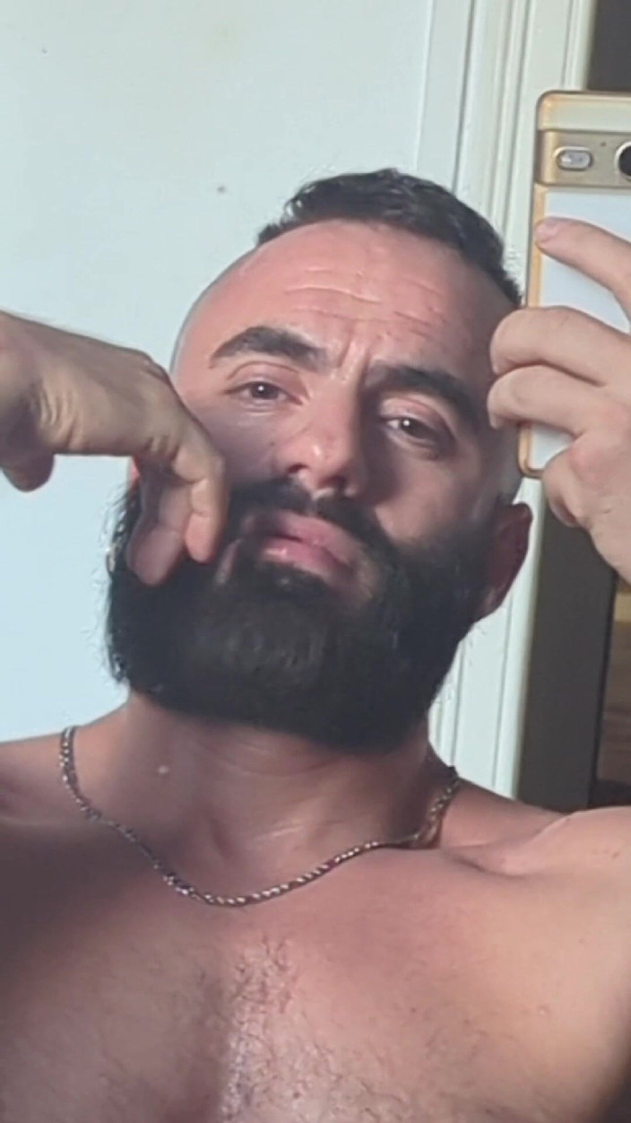 The Bearded Master: Mostro il mio corpo deciso e il mio cazzo duro.