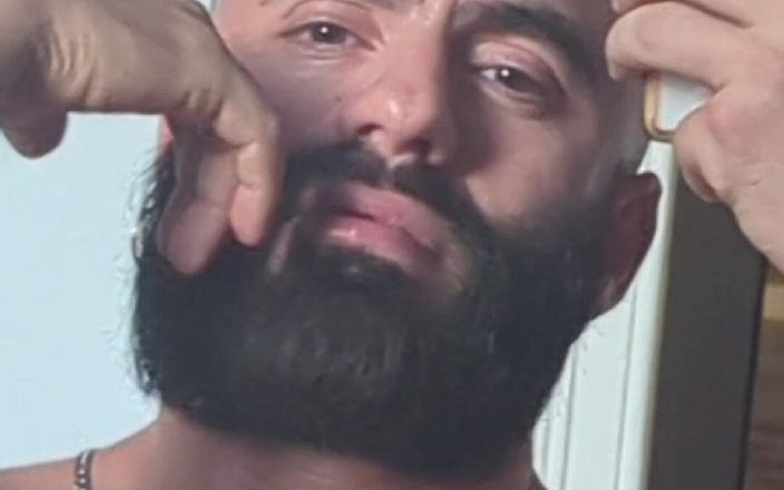 The bearded master: 내 강한 몸과 하드 자지를 보여주는.