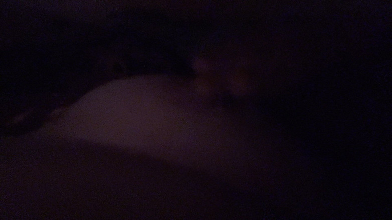 Wettyy: Jugando con mis tetas naturales